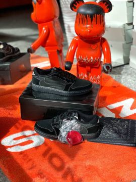 N Jordan 1 low Travis Black Phantom