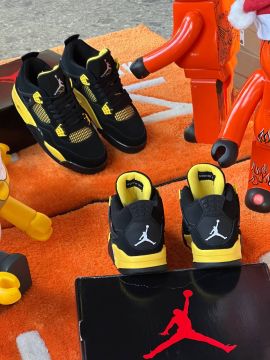 Jordan 4 Thunder